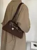 Bolso Maillard Vintage de Gamuza tipo Baguette para Hombro para Mujer Modelo Nuevo Otoño/Invierno 2026 con Hebilla de Cinturón, Bolso de Mano y Hombro para el Trabajo