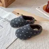 Zapatos de Algodón Birkenstock con Lunares y Felpa para Niños 2026 Invierno Niñas Calientes de Punta Cerrada Pantuflas de Piel Antideslizantes para Exteriores
