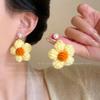 Aretes de flores de lana perlada para mujer, temperamento dulce de principios de otoño, aretes versátiles, nueva moda popular en línea 2024, joyería para la oreja