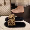 Pantuflas de invierno gruesas con estampado de leopardo y pelo para mujer, pantuflas de felpa para exteriores, nueva moda 2026 para el hogar, estampado de leopardo blanco
