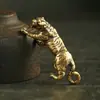Colgante de llavero de tigre antiguo retro macizo de latón puro con pequeños adornos del zodiaco del rey de las bestias.