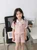 2026 Nuevo Estilo Traje de Verano para Niñas Estilo Coreano con Solapa y Mangas Cortas con Cerezas de Dibujos Animados Conjunto de Dos Piezas, Elegante Pantalones Cortos Estilo Princesa