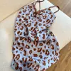 Bata de tirantes con estampado de leopardo French Fashion Pure Lust para mujer 2025 Verano Amigable con la piel Seda de hielo Talla grande Falda para el hogar Se puede usar en el exterior