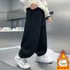 Pantalones Deportivos de Forro Polar para Niños Invierno 2025 Nuevos Grandes para Niños Integrados de Forro Polar Sueltos Gruesos Cálidos Pantalones Deportivos Venta al por Mayor