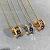Colar de Mola Grande Bao Ge Cerâmica Preto e Branco V-Ouro Pequena Figura Vermelha Cintura Fina Artesanato de Precisão CNC Ouro 18K Inlaid com Diamantes Não Desbota