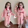 Conjunto de Ropa para Niñas Primavera y Otoño 2026 Nuevo Estilo de Moda Coreana para Niñas Pequeñas con Muñeca 3D Conjunto de Dos Piezas para Bebés y Niños Pequeños