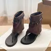 Primer Encuentro con las Nuevas Sandalias de Tanga Estilo Retro Romano para Mujer, Primavera/Verano 2026, Estilo Bota de Caña Corta con Diseño de Tanga