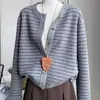 Cardigã de malha listrado em color block com gola redonda, estilo coreano, para mulheres, peça de outer wear para outono/inverno, novo suéter casaco versátil de caimento solto 2026