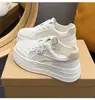 Zapatos deportivos casuales blancos cómodos de malla transpirable populares para mujeres menudas, zapatillas nuevas de otoño 2026 con suela gruesa para aumentar la altura