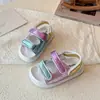 Sandalias para Niñas Sandalias Romanas para Niñas Verano Uso al Aire Libre 2026 Nuevas Sandalias de Suela Gruesa Coloridas Estilo Chanel