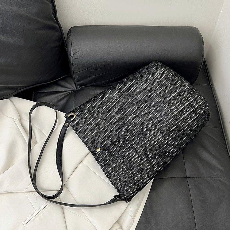 编织包女包新款潮2024夏草编简约百搭小清新水桶包个性单肩斜