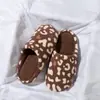 Chinelos de Algodão Antiderrapantes Estampa de Leopardo para Mulheres 2026 Outono/Inverno Novo Estilo Interno Aveludados Quentes Tipo Calça Fácil para Casa Sapatos de Algodão para Mulheres