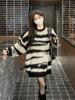 Roupa de Mohair Listrada em Preto e Branco Feminina Outono e Inverno 2023 Novidades Explosivas Estilo Solto Preguiçoso Versátil Suéter de Comprimento Médio