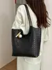 Bolsa de Axila Retrô Grande Capacidade Transfronteiriça Bolsa de Trabalho Feminina 2026 Nova Bolsa Tote Tecida Bolsa de Ombro Simples