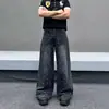 Calça jeans americana de alta qualidade, estilo retrô lavado e desgastado, com rebites, apresentando um forte estilo punk de subcultura e um corte solto de perna larga.