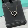 Collar de corazón de la marca Tiff T para mujer, oro rosa de 18 quilates, colgante exquisito de oro V, cadena para la clavícula de nudo versátil de nicho