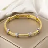 Temperamento europeu e americano luxo letras X banho de cobre duas cores cor intermediária pulseira feminina fecho de mola pulseira atacado geração