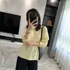 ¡Hermoso y elegante! Este top de punto de lana estilo coreano, con cuello redondo, corte holgado y efecto rejuvenecedor, presenta un diseño calado y crea una atmósfera encantadora, perfecto para el otoño.