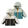Chaqueta de Doble Capa para Niños 2026 Primavera y Otoño Nueva Chaqueta Cortavientos Infantil para Niños Mayores con Cremallera y Capucha en Bloques de Color