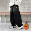 Calças de moletom forradas para meninos, calças esportivas de veludo macacão infantil para outono e inverno, novas calças de moletom grossas estilosas para bebê de inverno 2026