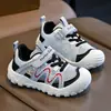 Zapatos infantiles unisex Pato Amarillo, colección verano 2026, malla ligera, transpirables, malla de una sola capa, diseño hueco, adecuados para vadear y actividades acuáticas, zapatillas deportivas para niños