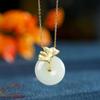 Elegante colar com pingente de folha de ginkgo incrustada, colar de jade branco Hetian para mulheres, colar de design de moda de luxo com luz fresca para mulheres