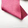 Tejido de satén elástico, grueso y brillante con una caída suave, que presenta un efecto reluciente de seda artificial, adecuado para disfraces de baile y ropa formal.