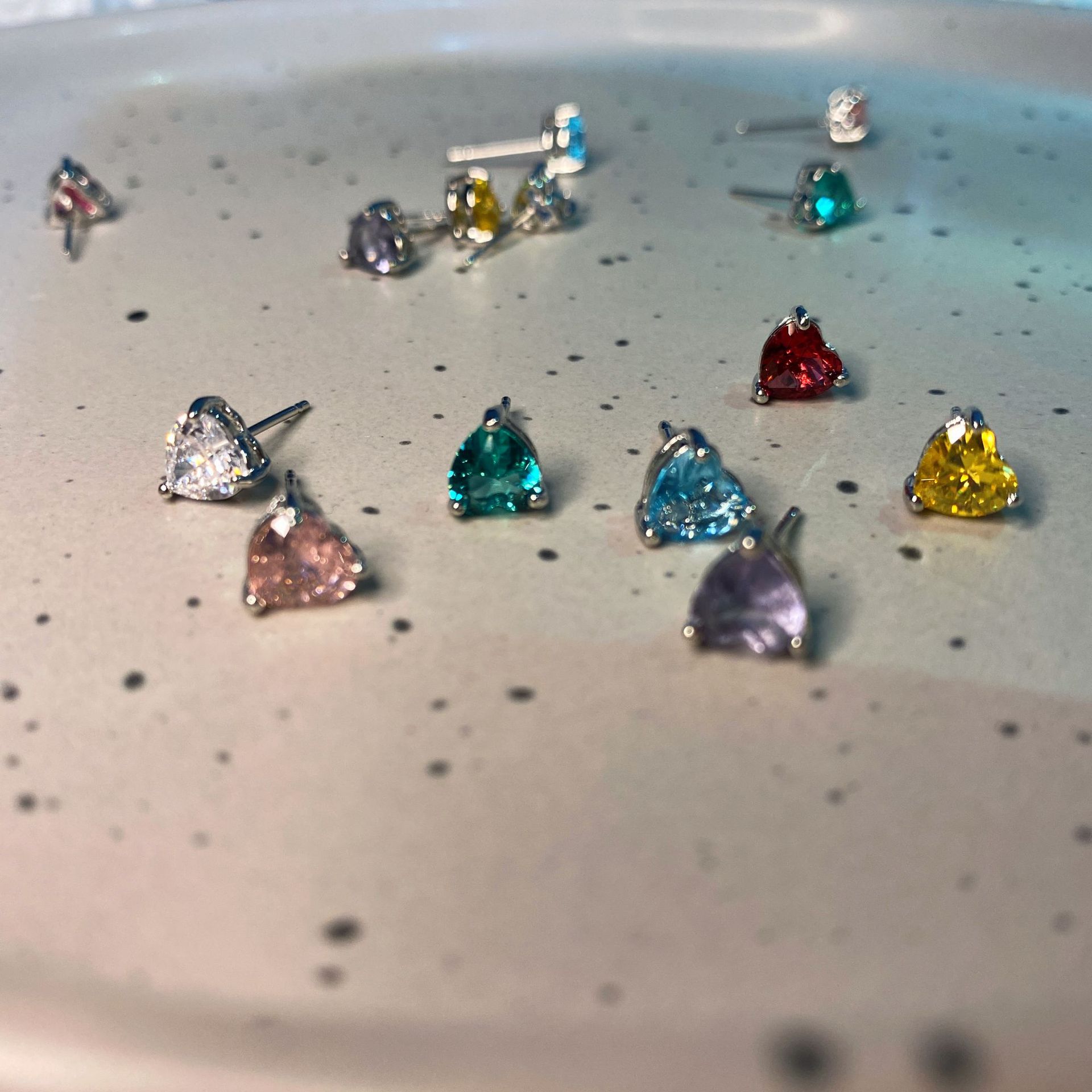 R318#锆石爱心耳钉