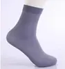 Atacado do fabricante de meias masculinas de fibra de bambu, meias finas de cano médio, adequadas para banho de pés, uso com pernas nuas, duráveis para hotéis e pousadas