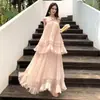Vestido de Férias com Gola Halter Plissado Transparente Estilo Yi Mengling com Broche Rosa e Estampa Floral Rosa