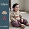 Conjunto de moletom infantil de inverno, top fofo de desenho animado estilo coreano, calça comprida listrada, conjunto de duas peças para meninos, roupas de bebê