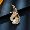 Broche único de perlas con diseño de corazón 2024 nueva moda otoño e invierno corsage accesorios de alfiler delicados para mujer Corea del Sur