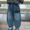 Ropa de Primavera y Otoño para Niños Pantalones de Mezclilla Bordados Estilo Coreano Navaja Torcida Pantalones Casuales Sueltos Atractivos para Niños Pantalones Largos de Comercio Exterior para Bebé