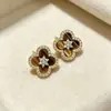 Brincos de Tarraxa Retro Marrons Pequenos Trevos de Quatro Folhas com Pedras de Diamante para Mulheres Joias de Orelha de Luxo Leve de Alta Qualidade Temperamento de Nicho Celebridade da Internet Venda Quente Brincos de Tarraxa