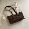 Nova bolsa tote de metal com fivela de rebite estilo coreano para mulheres, uma bolsa de nicho, de grande capacidade, moderna e fashion, adequada para o trabalho e o uso diário