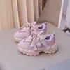 Tênis Respirável de Malha Infantil 2025 Verão Nova Moda Casual para Crianças Médias e Grandes Tênis Leves Sapatos de Pai