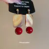 Brincos Pingente com Concha Quadrada de Agulha de Prata e Contas Vermelhas, Brincos Retro Elegantes Estilo Chinês Novo, Brincos de Luxo Leve de Alta Qualidade