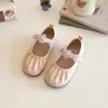 Sapatos de Princesa para Meninas 2025 Novos Sapatos Pequenos de Couro para Crianças Sola Macia Pequeno Cheiro Sapatos Individuais Sapatos para Bebê Menina Sapatos de Primavera com Decote