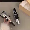 Zapatos planos bajos de nuevo estilo 2024 para combinar con faldas, zapatos de un solo color, zapatos Mary Jane retro franceses, zapatos pequeños de piel, versión coreana para mujer