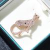 Broche de leopardo dorado dominante clásico europeo y americano, chapado en oro, versátil, para chaqueta de hombre y mujer, accesorios versátiles, pin, lote mixto