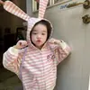 Roupas Infantis 2026 Outono Novo Estilo Leggings Estilo Coreano para Meninas Chapéu de Orelha de Coelho Jaqueta Casual Listrada