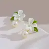 Brincos de tarraxa de gardênia branca fresca Brincos de flor branca francesa verde tenro Brincos de pérola de alta qualidade Brincos super fada gentis