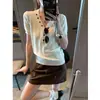 Moque: Estilo de blogger inteligente, diseño de inspiración coreana, cuello en V abotonado, tejido de canalé, top ajustado de manga corta MQ1880