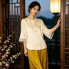 Conjunto de top de seda de estilo chino otoñal, con reducción de edad y calidad garantizada, con tapeta diagonal y detalles de botones, combinado con pantalones de pierna ancha para mujeres de mediana edad