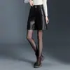 Shorts Femininos de Couro PU Outono Inverno 2026 Novos Cintura Alta Emagrecimento Reto Soltos Estilosos Versáteis Calças de Couro PU Roupa Exterior Calças de Cinco Pontos