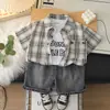 Conjunto de Verano para Niños de Manga Corta 2026 Nuevo Elegante Ropa de Verano para Niños Pequeños Conjunto de Tres Piezas con Camisa a Cuadros de Moda