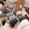 Meias Retrô de Outono Estilo Nórdico Fair Isle com Flocos de Neve para Mulheres, Meias de Cano Médio em Preto, Branco e Cinza, Simples e Versáteis, Meias Longas Estilo College