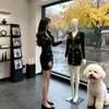 Vestido suéter de punto patchwork estilo coreano para otoño e invierno, petite y chic, listo para la discoteca, vestido negro pequeño estilo Hepburn dulce y picante