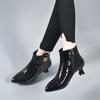 Botas de Moda Bico Fino Outono e Inverno 2024 Novo Estilo Elegante Salto Fino Salto Baixo Couro Patentado Gravado de Primeira Camada Zíper Lateral Botas de Cano Curto