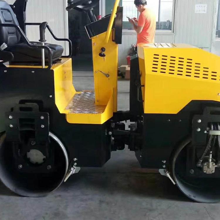 座驾式压路机 (7)